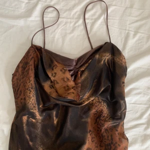 Fakin snyggaste klänningen - Fett snygg fest/bal/bröllop klänning! Kan skicka fler bilder vid intresse! Leopard och brons och lager och fett najs