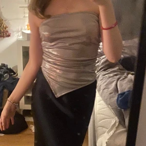 Fest topp  - Så snygg silvrig asymmetrisk fest topp! Toppen är köpt i vintras men aldrig använd, utan endast testad❤️ hör av er för frågor eller fler bilder 🥰