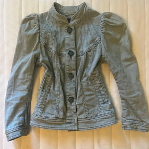 Jeansjacka - Jätte söt jeansjacka med puffiga axlar