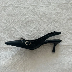 Klackar  - Super fina klackar som som tyvärr var lite för små.. inte använda, helt nya!🫶