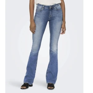 Jeans  - Super snygga jeans från Only. Storlek XS/34 så långa i benen. Ena hällan har gått sönder, går enkelt att fixa. Vill bli av med alla mina jeans säljer nu alla för 100kr st, kolla mina andra annonser. Nypris 549kr. Köp via köp nu❤️