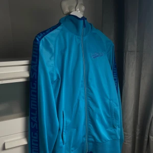 Borje Salming ”Sports Jacket” - Den är väldigt vintage, från 2000 talet. Väldigt bra skick Sälsynt