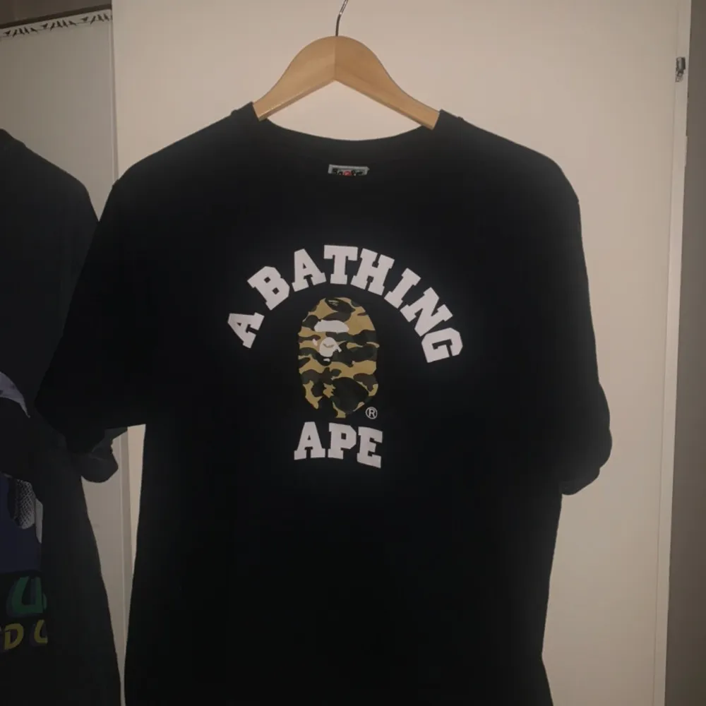 Bape t- shirt  ” A bathing Ape”  Storlek L men passar S & M också.  Nice t-shirt i väldigt bra skick. Inköpt för över 1000kr  Fraktas över hela Sverige med Postnord eller hämtas på plats för den som har möjlighet.. T-shirts.