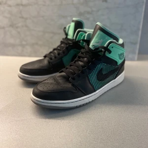 Jordan 1 Mid *Limited edition* - Jag säljer mina jordans då jag inte har användning av de längre. Skorna är i fint skick och skötta väl. 