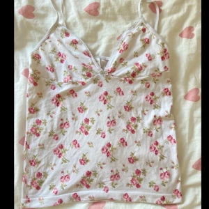 Sött blommigt linne  - Fint skick! kommer ej till användning 🤍axelbanden var något korta på mig som har ganska lång överkropp 💗