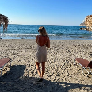 Klänning - Fin beige klänning använd 1-2 gånger. Storlek S. 