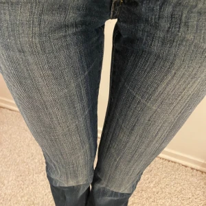 Lågmidjade bootcut jeans - Midjemått: 36cm Innerbenslängd: 84 cm  Använda ett par gånger men ändå mycket bra skick!  Skriv vid funderingar💕 Pris går säkert att diskutera!