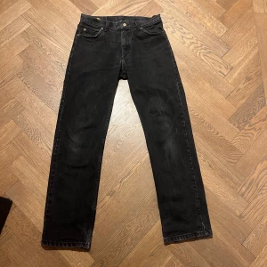 Lee byxor svarta  - Svarta lee regular byxor. Nytvättade. Fint skick bara lite skador längst ner på byxans slut på båda sidorna.