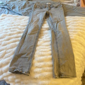 Grå Low butcut jeans - Ljusgrå lågmidjade boutcut jeans. Andvända 2 gånger, nyskick. Passar mig i längden som är ca 160❤️storlek 36 men sitter mer som 34