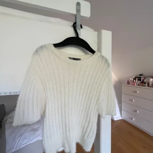 Zara topp❣️ - Säljer denna gulliga stickade topp ifrån zara då jag växt ur den!