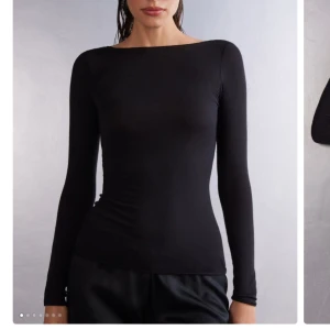 Intimissimi tröja  - Säljer min svarta intimissimi tröja då den blivit för stor för mig. Stl L men passar även M. Använd endast 3 gånger, jätte fint skick precis som ny. Köparen står för frakt och tar ej emot returer💗