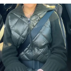 Moncler cardigan - Säljer min fina mörkgröna moncler cardigan i storlek M som jag köpte på Vestiaire förra året. Använd sparsamt men lite nopprig, inget som inte går att lösa❤️