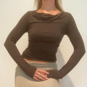 Bron långärmad tröja - Jätte fin vintage helt oanvänt skick super stretch. Jag är s