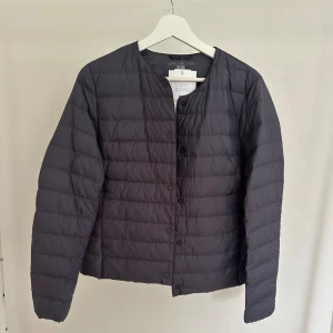 uniqlo dunjacka - mörkblå tunn dunjacka från uniqlo i storlek S. aldrig använd och lappen kvar!