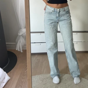 Baggy jeans från Gina Tricot  - Ljusblåa baggy jeans från Gina Tricot, Storlek 34 