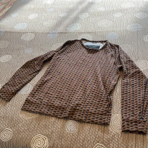 MARC JACOBS - Regnbågs-sweater - som ny  - Storlek L herr, men liten i storleken och perfekt även för kvinnor - mint 