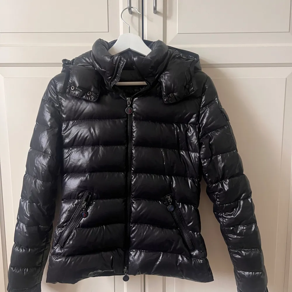 Säljer min moncler bady i den gamla modellen. Den är självklart äkta och säljs lite billigare då det finns en defekt vid fickan men som man kan sy enkelt! (Se bild). Storlek 1 vilket motsvarar S. . Jackor.