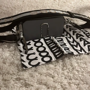Marc Jacobs väska - Jättefin Marc Jacobs väska som inre kommer till användning.  Köpt för 1 år sedan och kostade 3500 ungefär.  Knappt använd så inga defekter, ser som ny ut.  Äkta, köpt på Raglady och kvitto finns.  Dustbag följer med. 