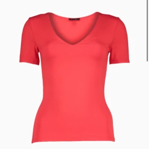 Röd vringad T-shirt  - Helt ny
