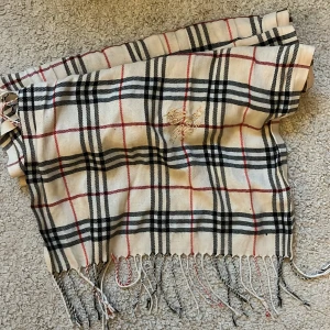 Burberry halsduk - Säljer denna otroligt snygga burberry halsduken då den ej kommer till användning lägre priset kan diskuteras !!!