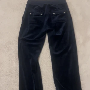 Juicy byxor - Helt oanvända juicy couture byxor köpt ursprungligen från Nelly. Aldrig tvättade och de är äkta.