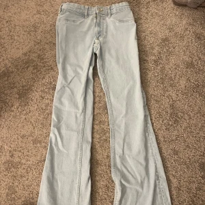 Lågmidjade jeans  - Super snygga Lågmidjade jeans. Super bra skick om man bortser från att det är lite slitna längst ner på kanten. Annars inga defekter eller liknande 🩷