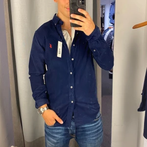 Ralph lauren skjorta - Säljer denna blåa skjorta från Ralph lauren. Skönt manchester material. Skick 9/10 då jag använt den cirka 5 gånger. Nypris 1999kr.
