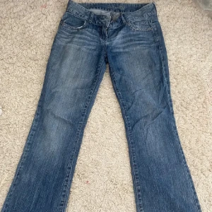 Low waist bootcut jeans  - Säljer dessa jätte snygga guess jeans då dom tyvärr var för stora,  Midjemått- 37  Innerbenslängd-80 Lånade bilder!!! Skriv för egna bilder
