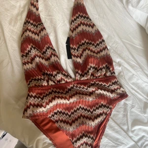 Missoni baddräkt  - Säljer min oanvända endast testade baddräkt i storlek 34. Djup unrigning 
