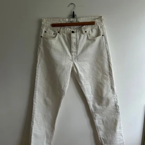 Vita jeans från Zara - Herrjeans från Zara. Använda en gång men har märke från ett brunt skärp. Syns knappt
