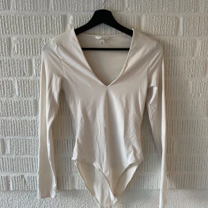 Beige body - Beige body från hm. Knappt använd så i väldigt bra skick Köpare står för frakt