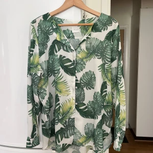 Blus  - Fint skick. Sparsamt använd