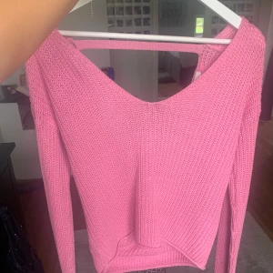 Tröja med öppen rygg - Säljer denna tröja från Nelly med öppen rygg