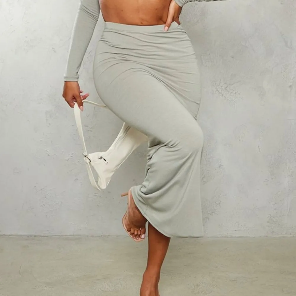 Ljusgrön maxikjol från Prettylittlethings ”shape” kollektion. Använd endast 1 gång, helt nyskick. Köptes för 200:-, säljer för 100:-.. Hameet.