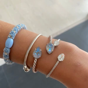 SMYCKESSETT💍🌟🩵💎 - justerbar ring och två armband från caroline svedbom med ljusblåa stenar. rodium pläterade och mässing i grunden, tyvärr är armbandet lite skadat i färgen, skriv för fler bilder! 💍 NYPRIS FÖR ALLA 3: 1890k