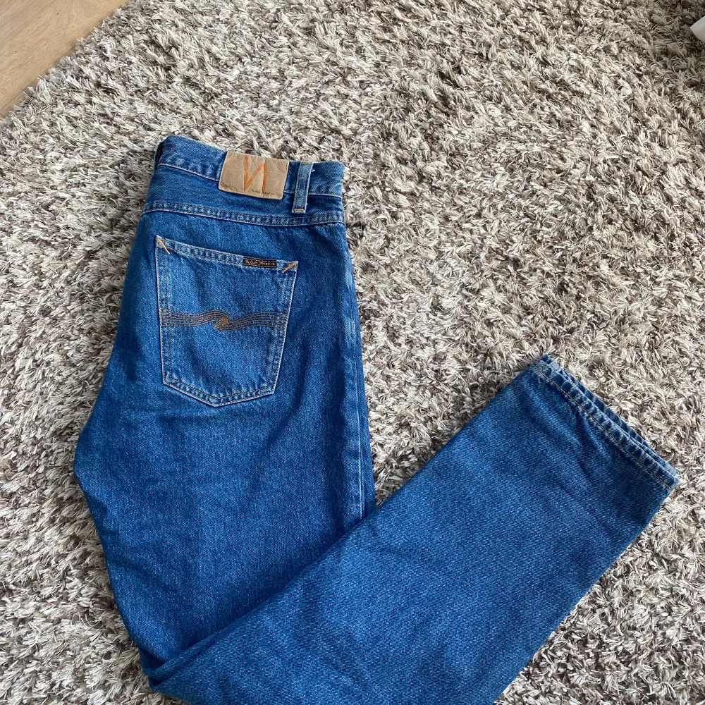 Säljer dessa nudie gritty Jackson  jeans i storlek 32/32. Väldigt bra sick. Köpta i butik. Nypris 1600 mitt pris 800. Om ni har frågor är det bara att skriva.. Jeans & Byxor.