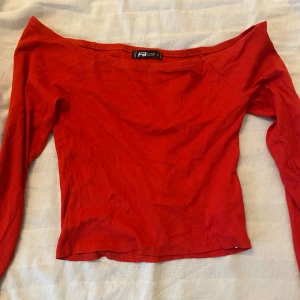 Röd off shoulder - Röd off-shoulder topp som är långärmad från new yorker, i bra skick och storlek L
