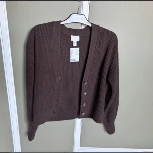 Stickad kofta h&m - Brun kofta oanvänd med prislapp kvar  Från hm. Storlek small 