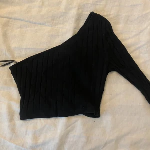 Svart topp - Bra skick, från new yorker men saknar lapp och den är croppad. Sitter rätt så tight på mig som har xs så den hade passat någon i storlek xxs
