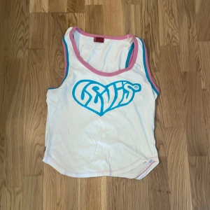 Levi vintage linne  - Ett fint Levi linne som är använd några gånger. Den är i fint skick.  Finns i Halmstad 