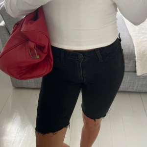Cykelbyxor o stretchigt jeans - Tvättad svart jeans i cykelbyx längd! Perfekt basplagg! Inga tydliga skavanker och i bra skick! Storleken är w 24, L26 och representerar storlek 32-34