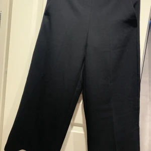 Snygg dam ankelånga byxa  - Mycket bra skick dam byxa i storlek XS, 