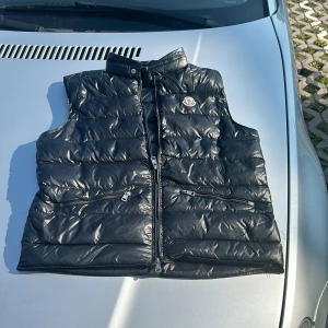 Moncler väst  - Moncler väst Storlek 3 Pris ej hugget i sten