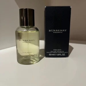 Burberry The Weekend For Men - Burberry The Weekend for Men är en fräsch citrus doft med noter av bland annat citron och Melon. Den är perfekt för alla situationer och är lätt att bära. Jag har så många parfymer så därför säljer jag denna. Hör gärna va er om ni har några frågor! 