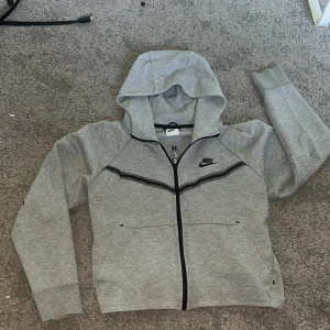 Nike tech flece - Helt ny använd 5 gånger minst använder ej för den inte är i min stil! Storlek S, den är 100% äkta köpt av nike nypris 1000kr säljer nu för 900 pris  kan diskuteras 