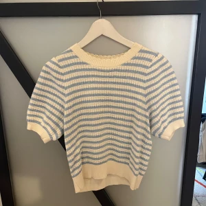 Kortärmad tröja - Säljer den här super gulliga kortärmade tröjan från &other stories!💓 Den är köpt för ett par år sen men har aldrig kommit till användning. Den är XS men passar mig som ofta är M. Köpt för ca 600 säljer för 400 Den har använts 2 gr, har inga defekter 