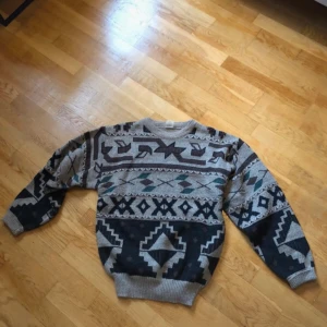 Stickad tröja - Stickad tröja köpt secondhand