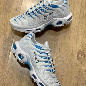 NIKE TN (FURY BLUE) - NIKE TN (FURY BLUE Box medföljer✅ Finns i fler färger✅ Kan mötas upp i Göteborg📍 Finns i fler storlekar✅ pris:1500kr