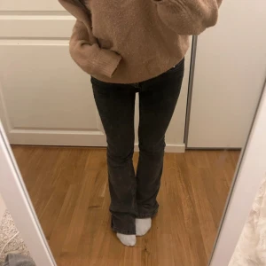 Svarta lågmidjade jeans - Så snygga! Lågmidjade o flared❤️ 
