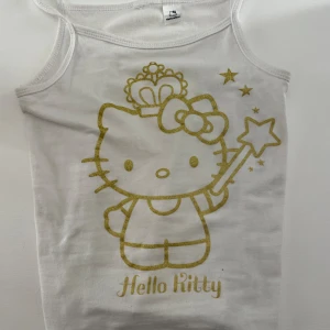 Hellokitty linne - Ett hellokitty linne💗 typ aldrig använt och passar någon som är xs eller s 😊